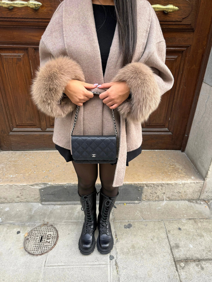 Rebecca | cappotto con cintura e maniche in peluche