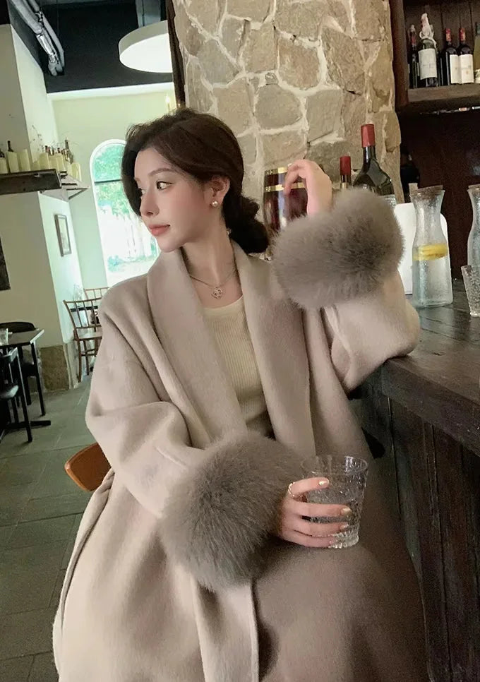 Marta | cappotto lungo con cintura e maniche in pelliccia
