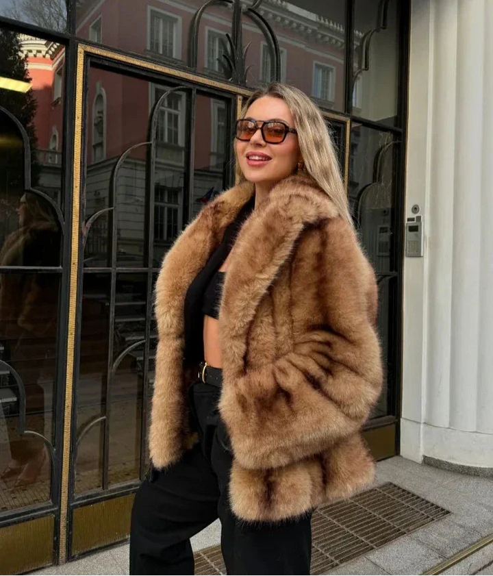 Bianca | giacca marrone con chiusura gioiello