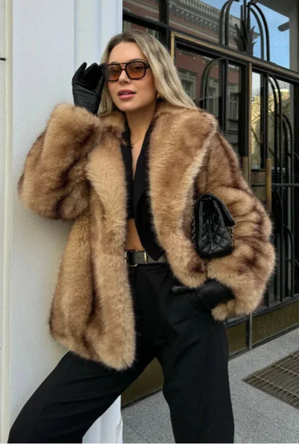 Bianca | giacca marrone con chiusura gioiello