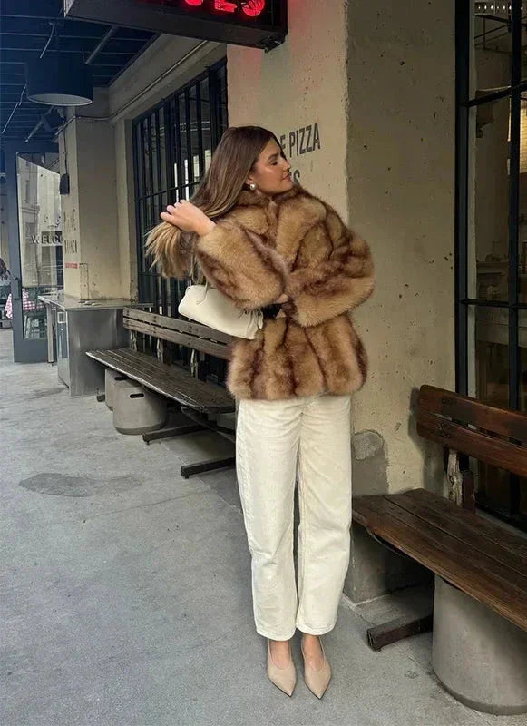 Bianca | giacca marrone con chiusura gioiello