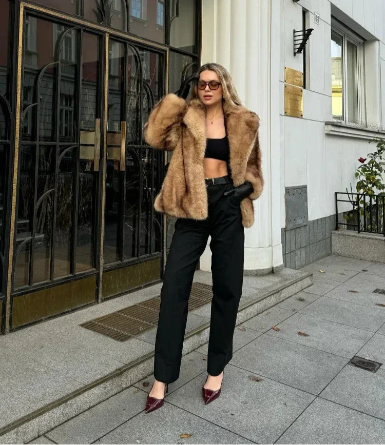 Bianca | giacca marrone con chiusura gioiello