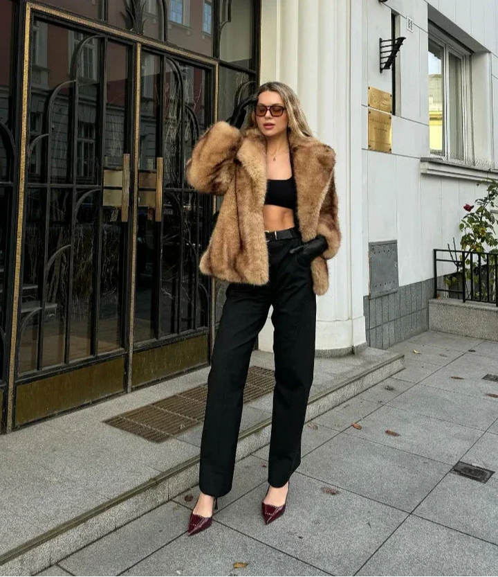 Bianca | giacca marrone con chiusura gioiello