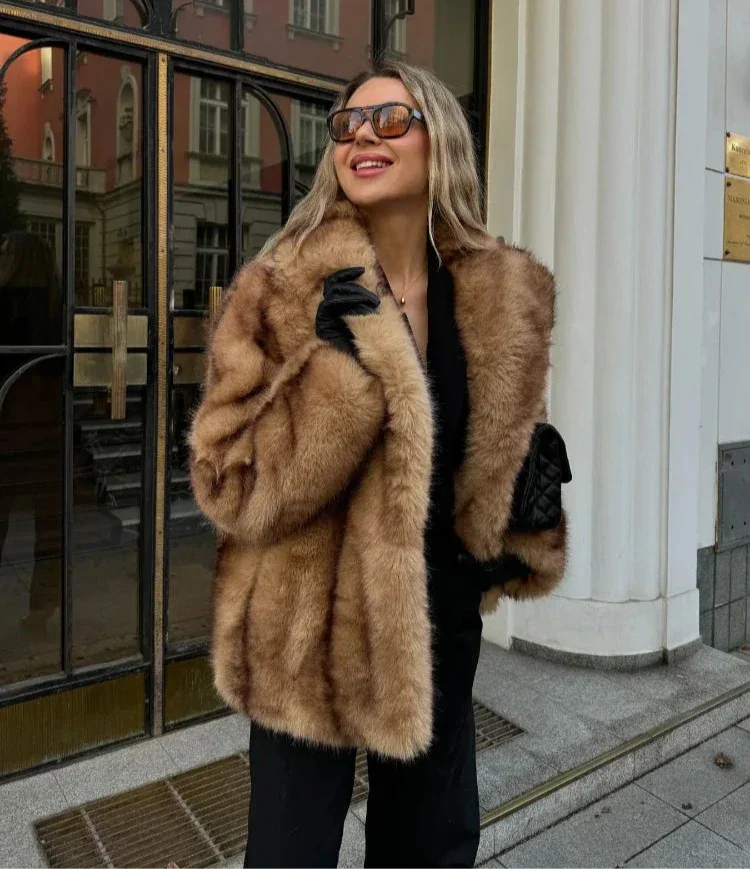 Bianca | giacca marrone con chiusura gioiello