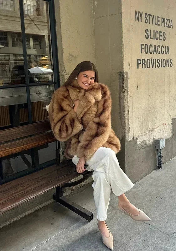 Bianca | giacca marrone con chiusura gioiello